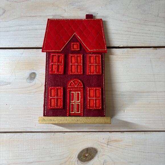 Wondershop NWT Red Felt Fabric Mantle Christmas House - Picture 1 of 5